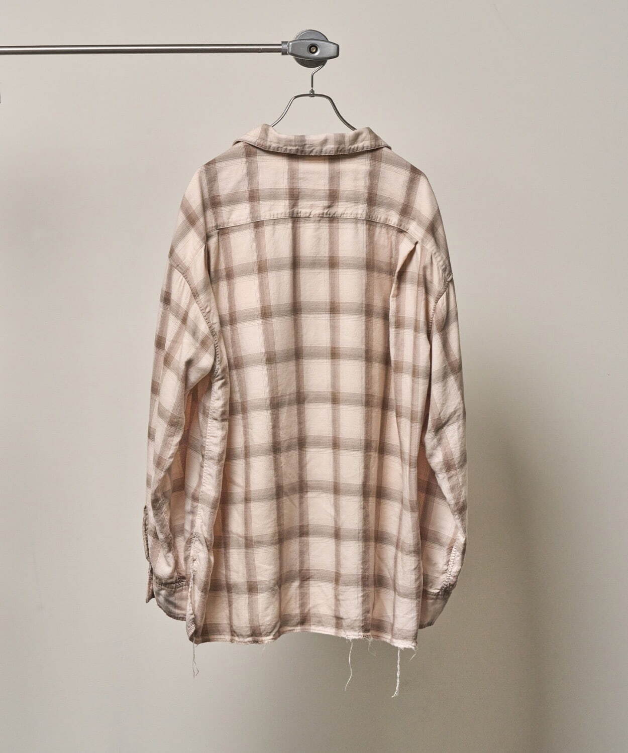 アンセルム×ウィズムのオンブレチェックシャツ、ヴィンテージ調のダメージ加工で｜写真2