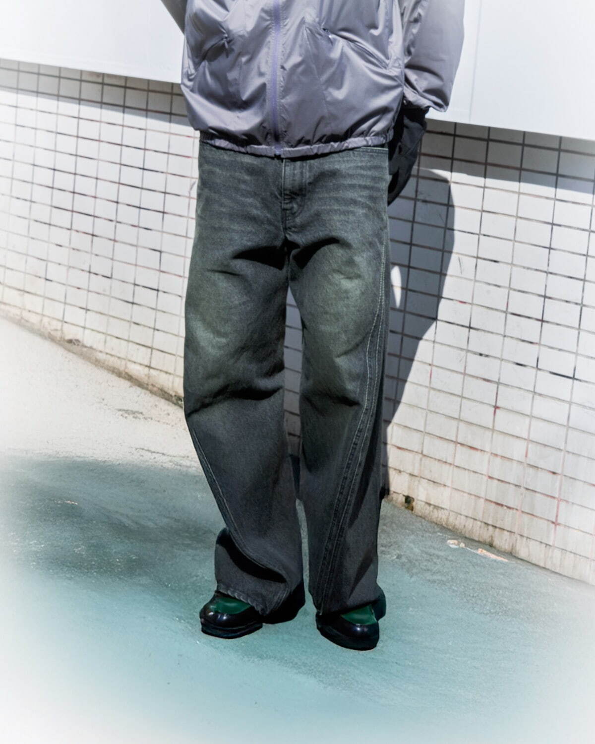 ネバーフォーゲット×ウィズム“ツイストシルエット”のワイドデニムパンツ、ウォッシュ加工をプラス｜写真9