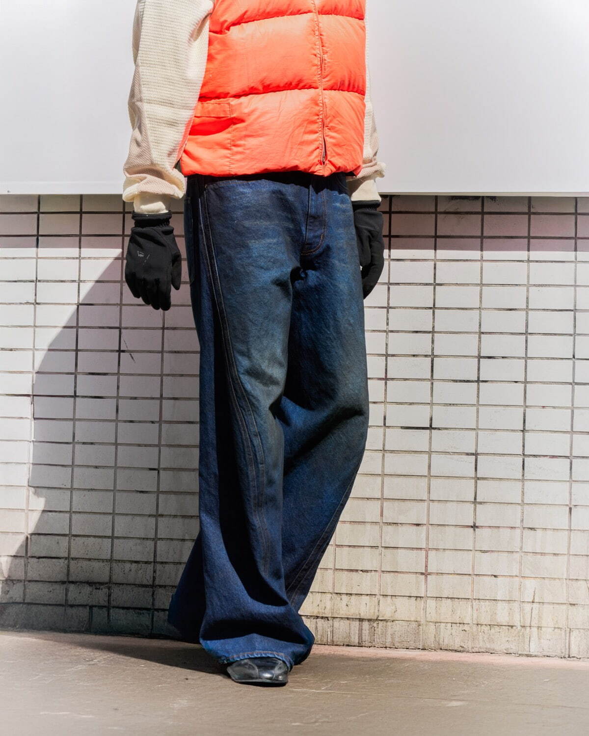 ネバーフォーゲット×ウィズム“ツイストシルエット”のワイドデニムパンツ、ウォッシュ加工をプラス｜写真7