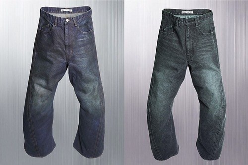 ネバーフォーゲット×ウィズム“ツイストシルエット”のワイドデニムパンツ、ウォッシュ加工をプラス