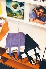 エルエルビーン×ボンジュールレコード、“レコード収納OK”トートバッグにブルー＆ブラックの新色｜写真9