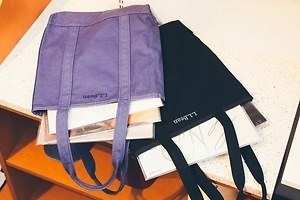 エルエルビーン×ボンジュールレコード、“レコード収納OK”トートバッグにブルー＆ブラックの新色