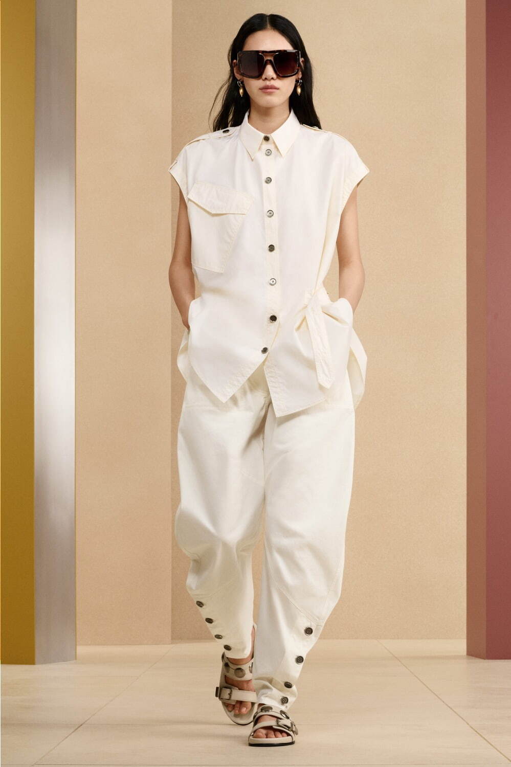 ZARA サープラス25年春夏ウィメンズ、“ミリタリー風”シャツブラウス＆メタル装飾付きサンダル｜写真64