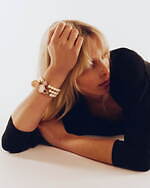 ヴィヴィアン・ウエストウッドから3連パールの腕時計、煌めく開閉式“オーブ型”ケース｜写真6