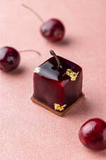 キンプトン新宿東京「チェリーアフタヌーンティー」“まるで宝石”チェリータルト＆キャンディ型ムース｜写真10