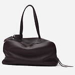 バレンシアガ“しなやかレザー”の横長ショルダーバッグ、長めのハンドル＆緩く開いた前面ポケット｜写真6