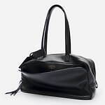 バレンシアガ“しなやかレザー”の横長ショルダーバッグ、長めのハンドル＆緩く開いた前面ポケット｜写真5