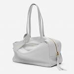 バレンシアガ“しなやかレザー”の横長ショルダーバッグ、長めのハンドル＆緩く開いた前面ポケット｜写真7