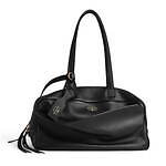 バレンシアガ“しなやかレザー”の横長ショルダーバッグ、長めのハンドル＆緩く開いた前面ポケット｜写真1