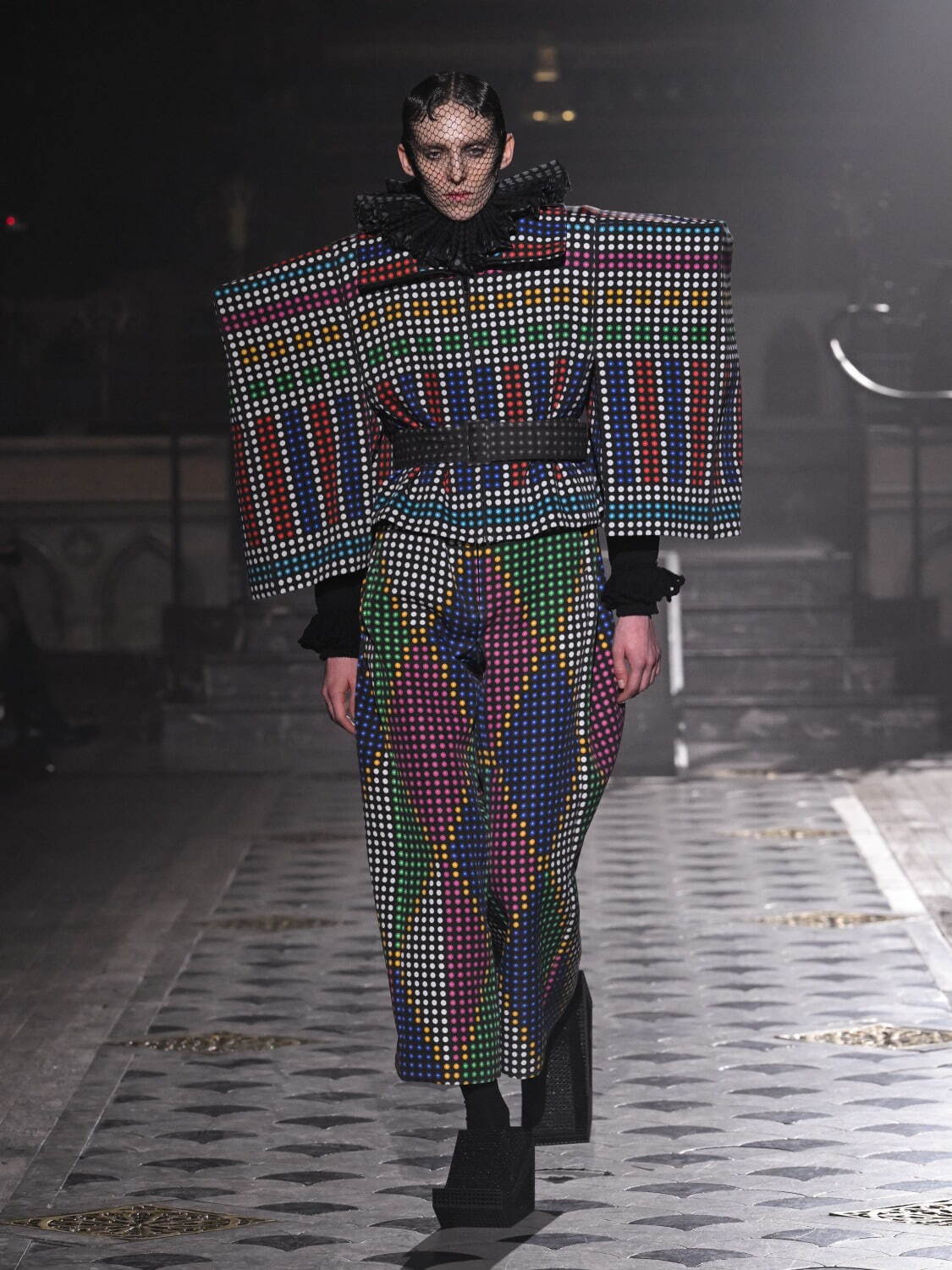 アンリアレイジ 2025-26年秋冬コレクション - 衣服の未来を描くスクリーン｜写真1
