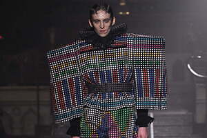 アンリアレイジ 2025-26年秋冬コレクション - 衣服の未来を描くスクリーン