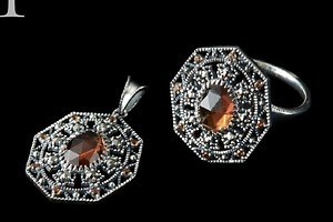 アガット「誕生石ジュエリー」“アンティーク調”ガーネットリング＆癒しのトルマリンチャームなど