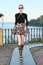 プッチ 2025年春夏コレクション - 太陽の光で輝く海｜写真21