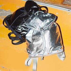 レスポートサック アトリエ“宇宙服風”メタリックバックパック、スパンコール煌めくショルダーバッグも｜写真2