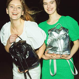 レスポートサック アトリエ“宇宙服風”メタリックバックパック、スパンコール煌めくショルダーバッグも｜写真3