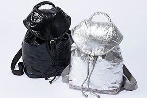 レスポートサック アトリエ“宇宙服風”メタリックバックパック、スパンコール煌めくショルダーバッグも