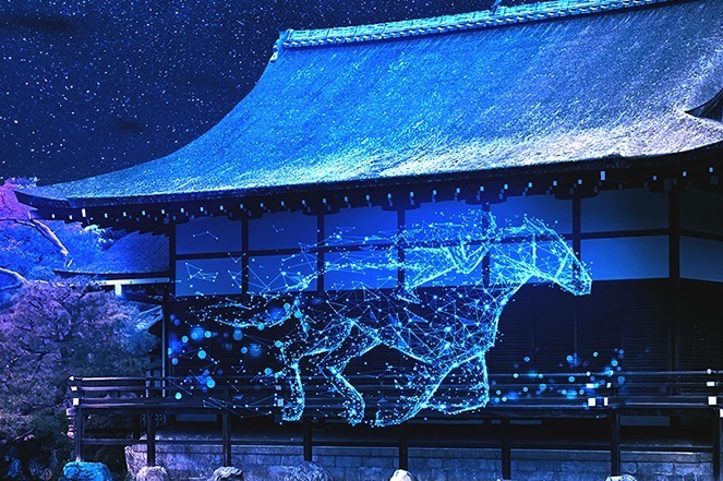 映像｜京都・平安神宮の奉納ライトアップ、馬が駆け抜けるプロジェクションマッピングやミラーボール演出も
