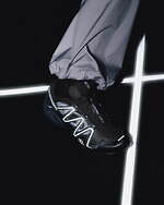 サロモン“暗闇で光を反射する”メンズスニーカー、ブラックメッシュ＆リフレクターアッパー｜写真6