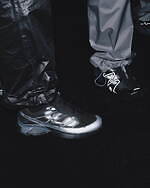 サロモン“暗闇で光を反射する”メンズスニーカー、ブラックメッシュ＆リフレクターアッパー｜写真10