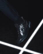 サロモン“暗闇で光を反射する”メンズスニーカー、ブラックメッシュ＆リフレクターアッパー｜写真4