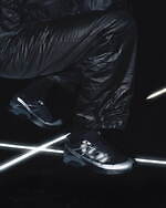 サロモン“暗闇で光を反射する”メンズスニーカー、ブラックメッシュ＆リフレクターアッパー｜写真9