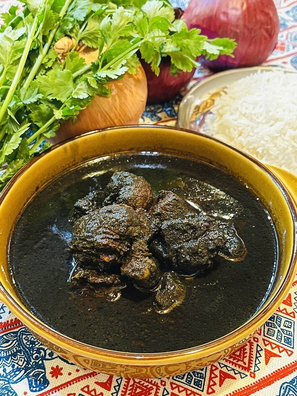 ＜spice&Indian curry カリクロ＞イカ墨仕立てのポークヴィンダルー