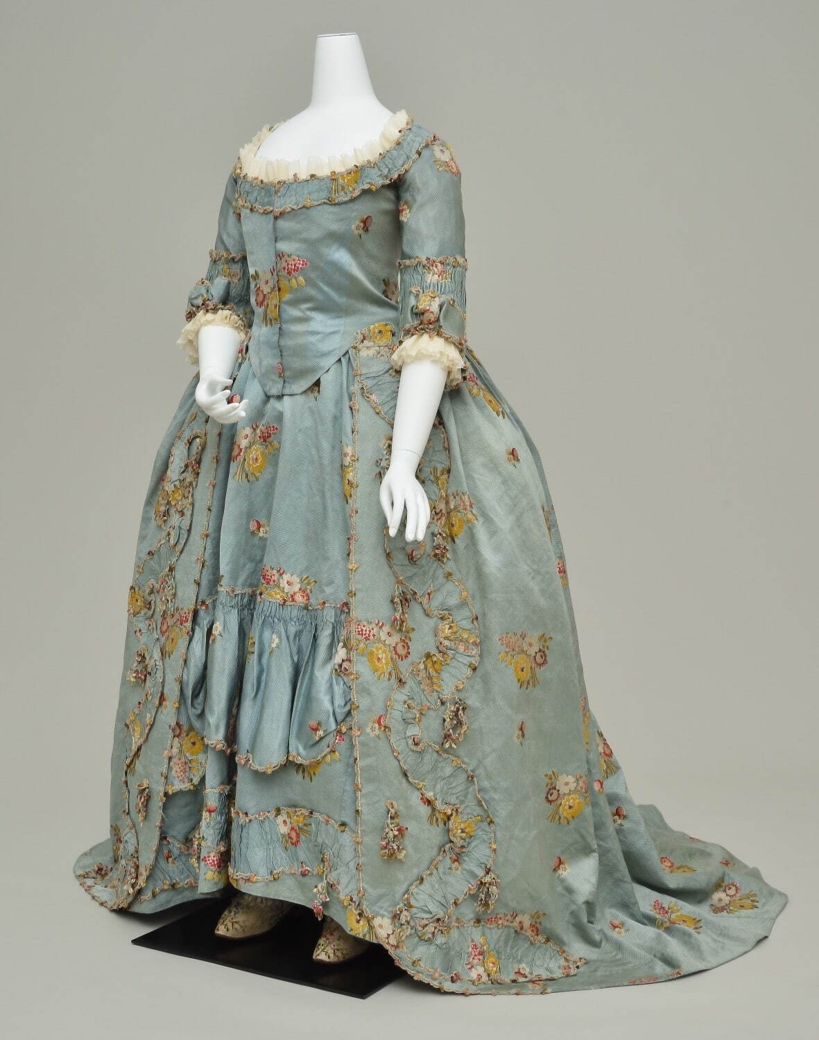 ローブ・ア・ラングレーズ 18世紀 共立女子大学博物館蔵