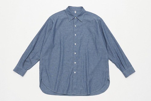 レショップ「エルイー」のシャンブレーシャツ、ギャザー仕様のバックタック＆袖先の2本ステッチで
