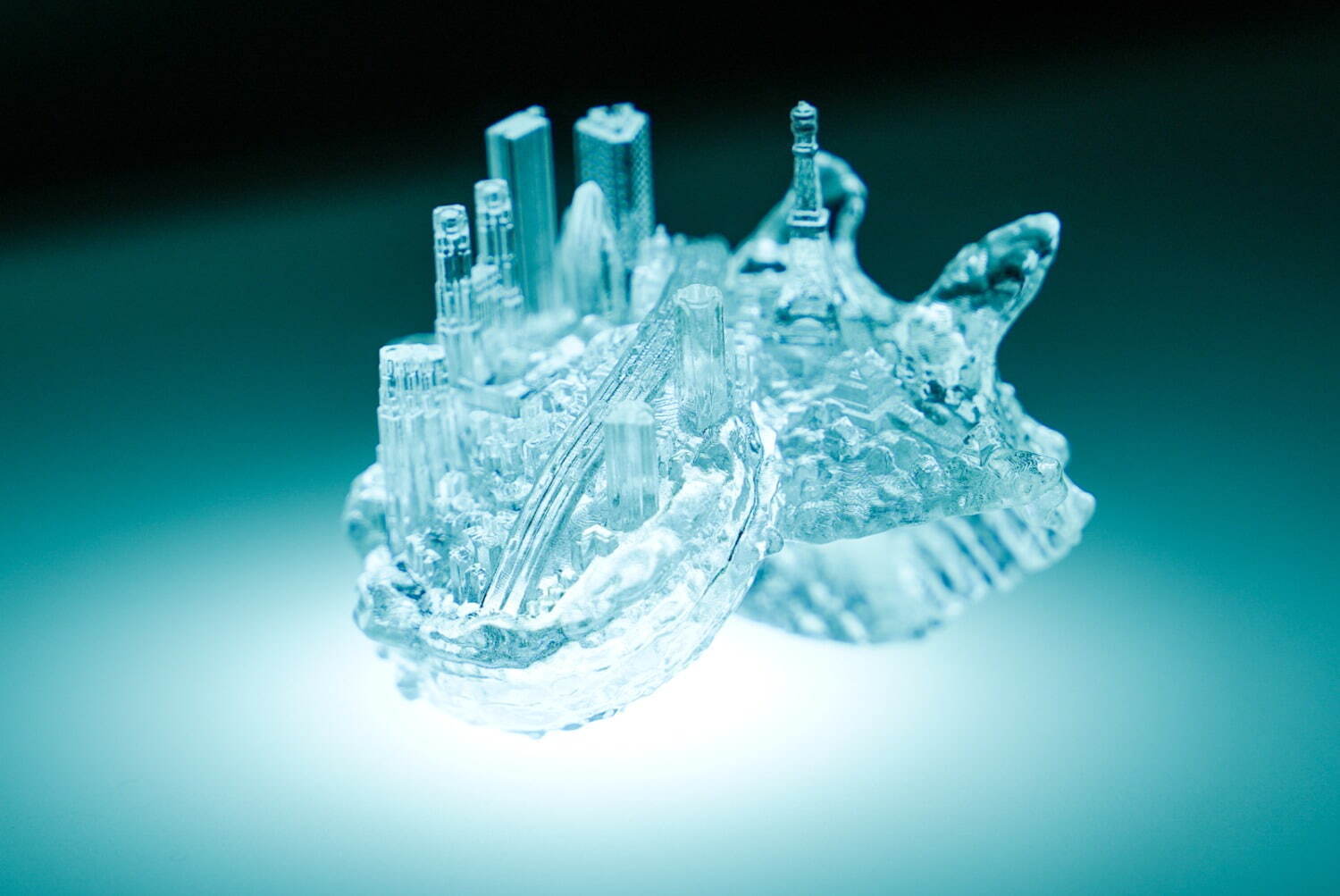 「LOVE ファッション—私を着がえるとき」展示風景 東京オペラシティアートギャラリー 2025年