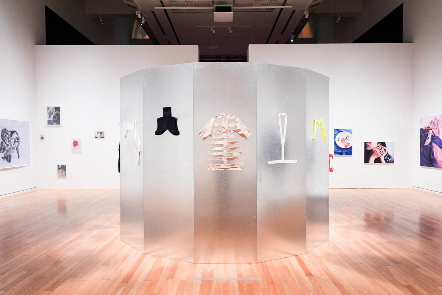 「LOVE ファッション—私を着がえるとき」展示風景 東京オペラシティアートギャラリー 2025年