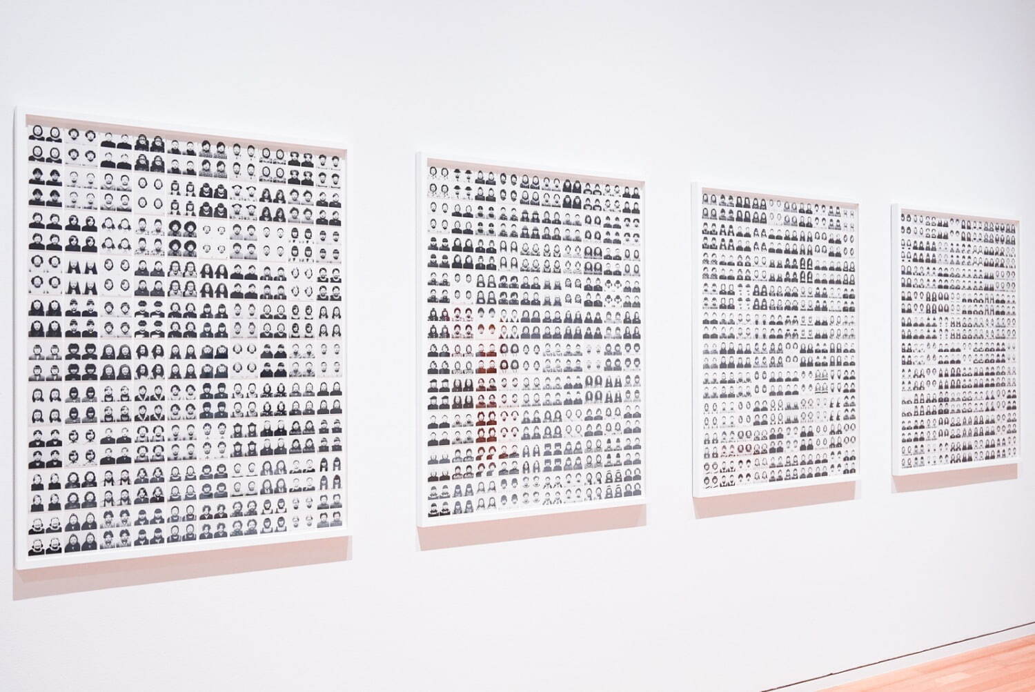 「LOVE ファッション—私を着がえるとき」展示風景 東京オペラシティアートギャラリー 2025年