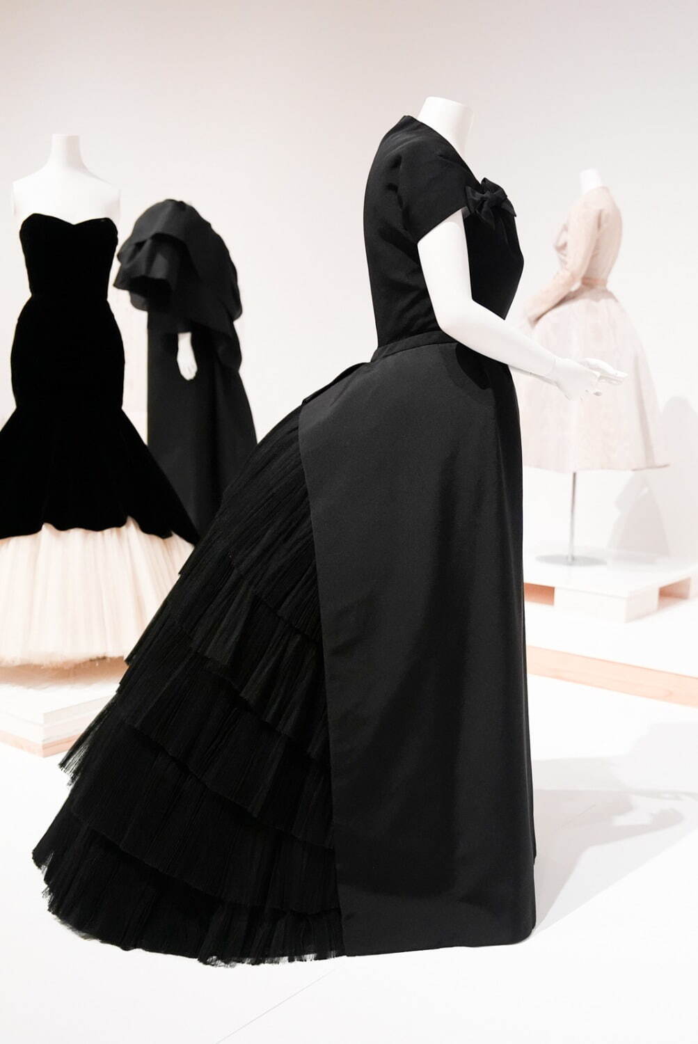 「LOVE ファッション—私を着がえるとき」展示風景 東京オペラシティアートギャラリー 2025年