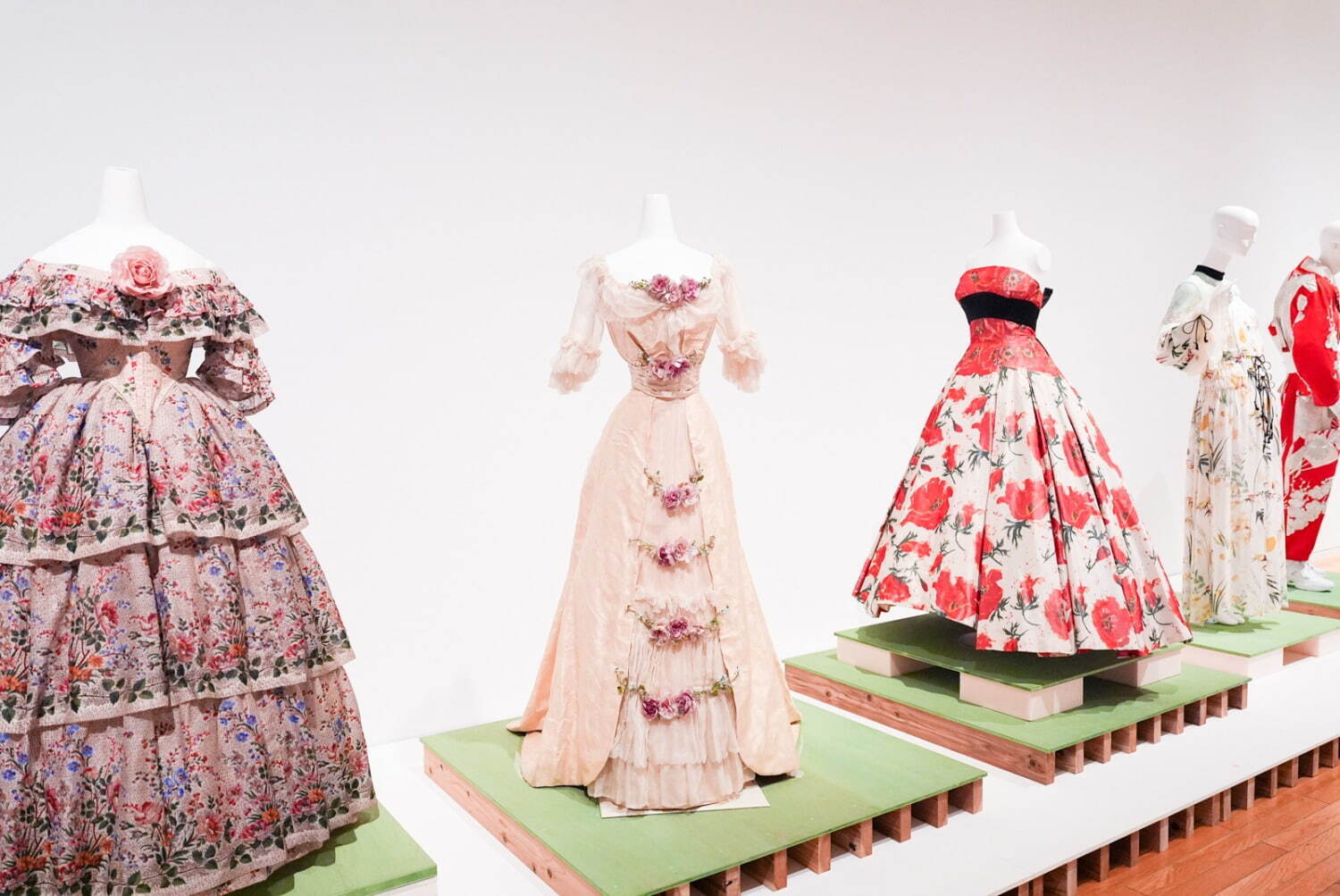 「LOVE ファッション—私を着がえるとき」展示風景 東京オペラシティアートギャラリー 2025年