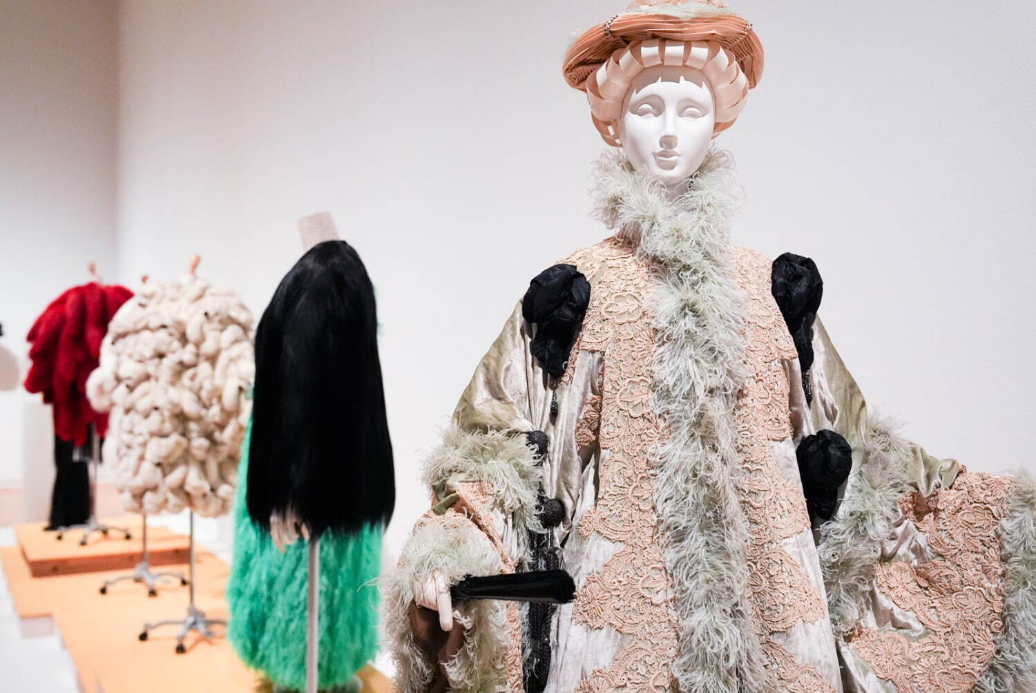 「LOVE ファッション—私を着がえるとき」展示風景 東京オペラシティアートギャラリー 2025年