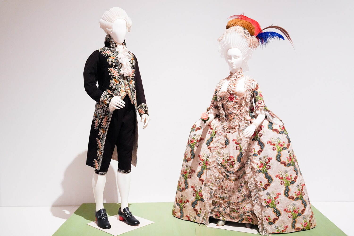 「LOVE ファッション—私を着がえるとき」展示風景 東京オペラシティアートギャラリー 2025年