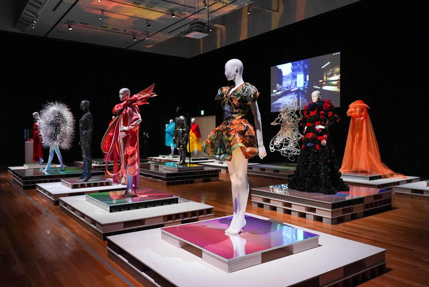 「LOVE ファッション—私を着がえるとき」展示風景 東京オペラシティアートギャラリー 2025年