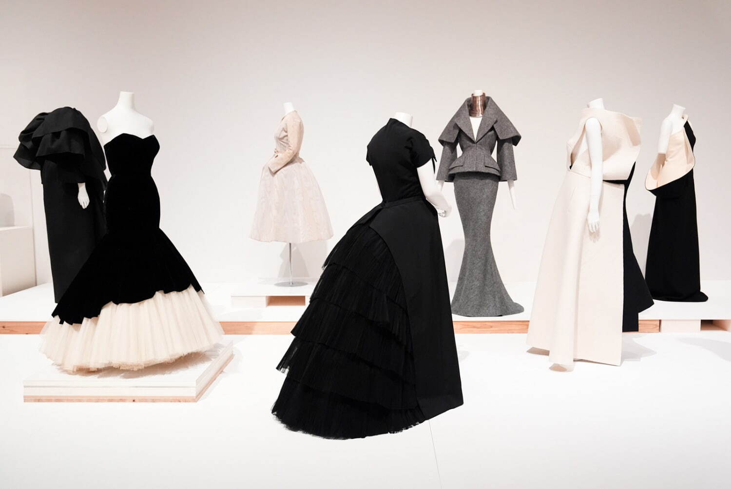 「LOVE ファッション—私を着がえるとき」展示風景 東京オペラシティアートギャラリー 2025年