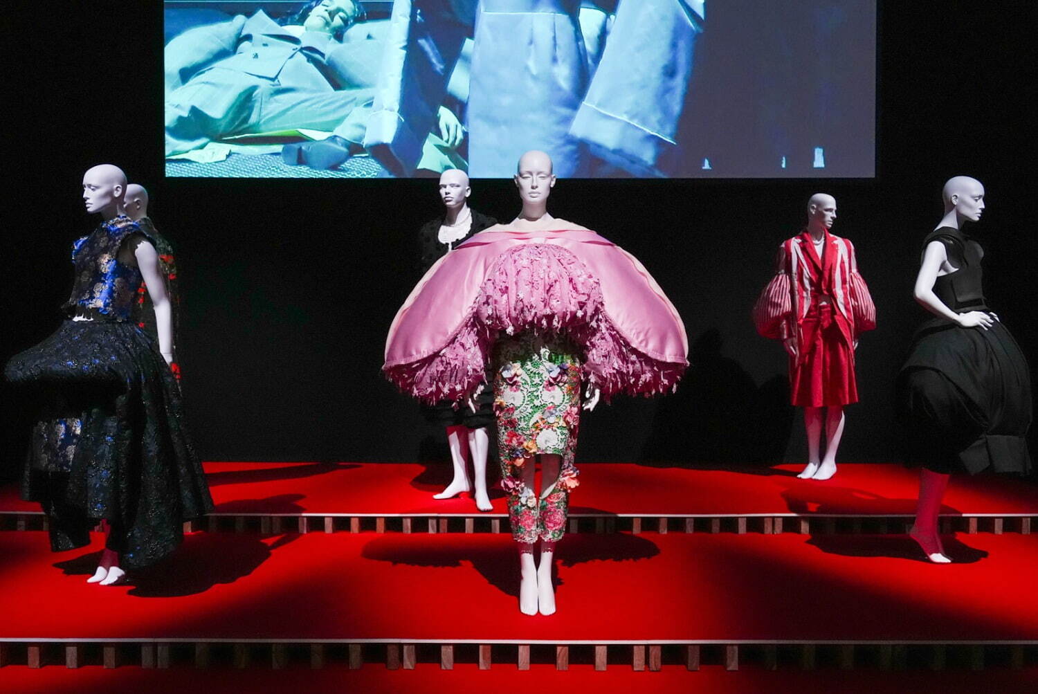 「LOVE ファッション—私を着がえるとき」展示風景 東京オペラシティアートギャラリー 2025年