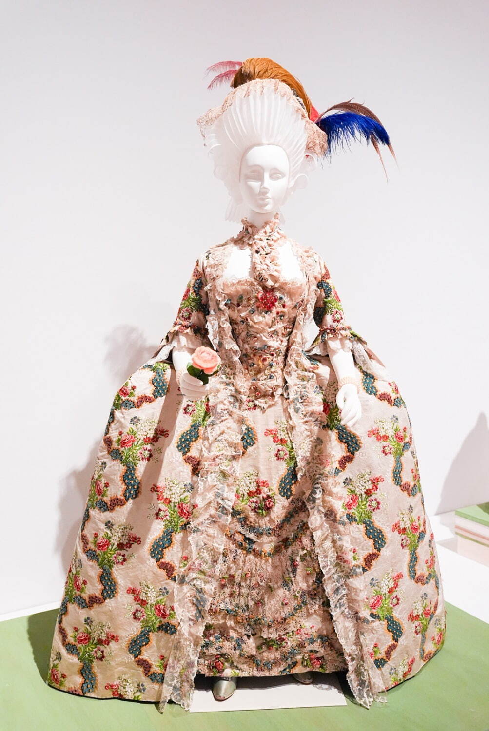 ファッション　時代を着る展　本　新品 LOVE ファッション─私を着がえるとき Love Fashion : In Search