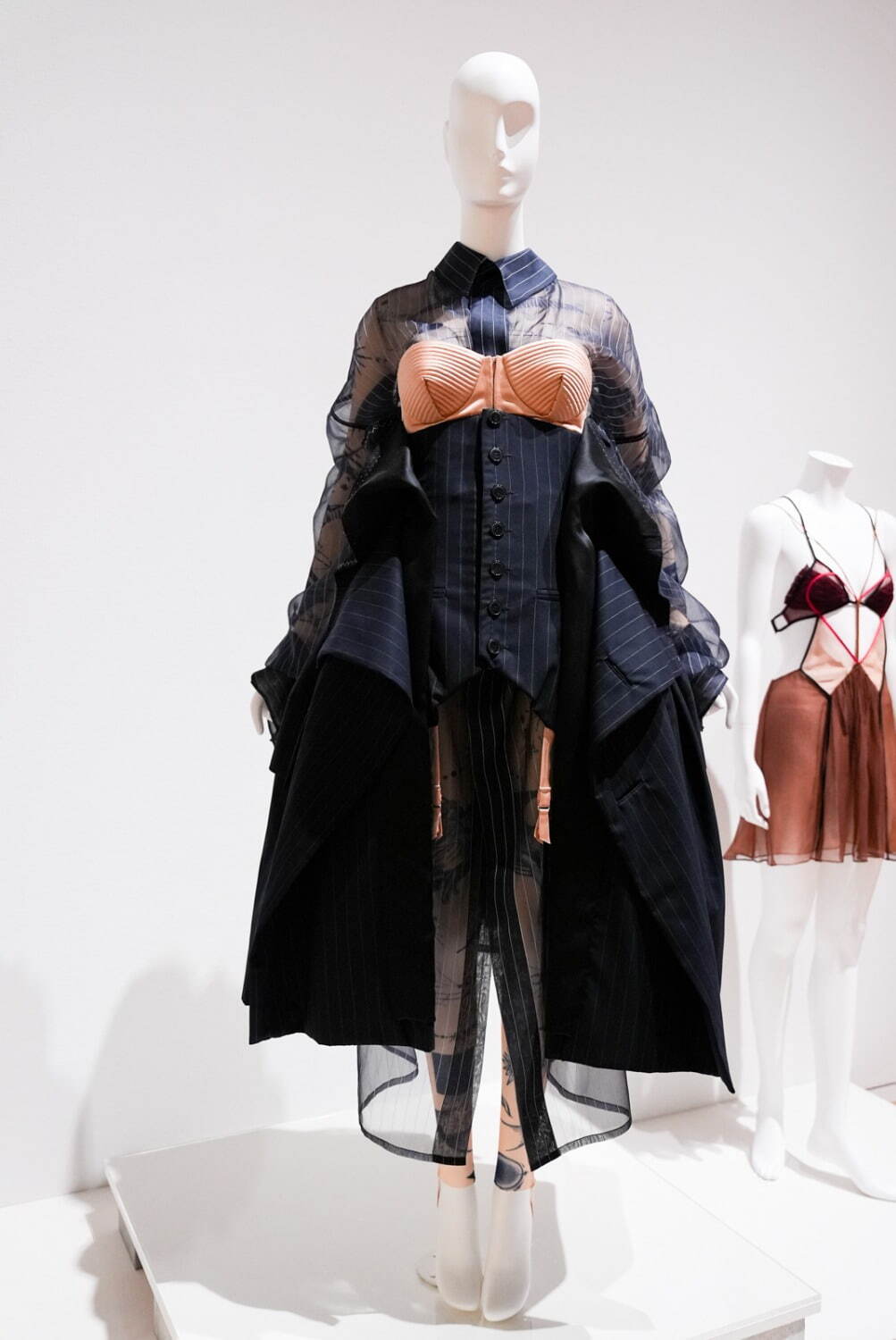 「LOVE ファッション—私を着がえるとき」展示風景 東京オペラシティアートギャラリー 2025年