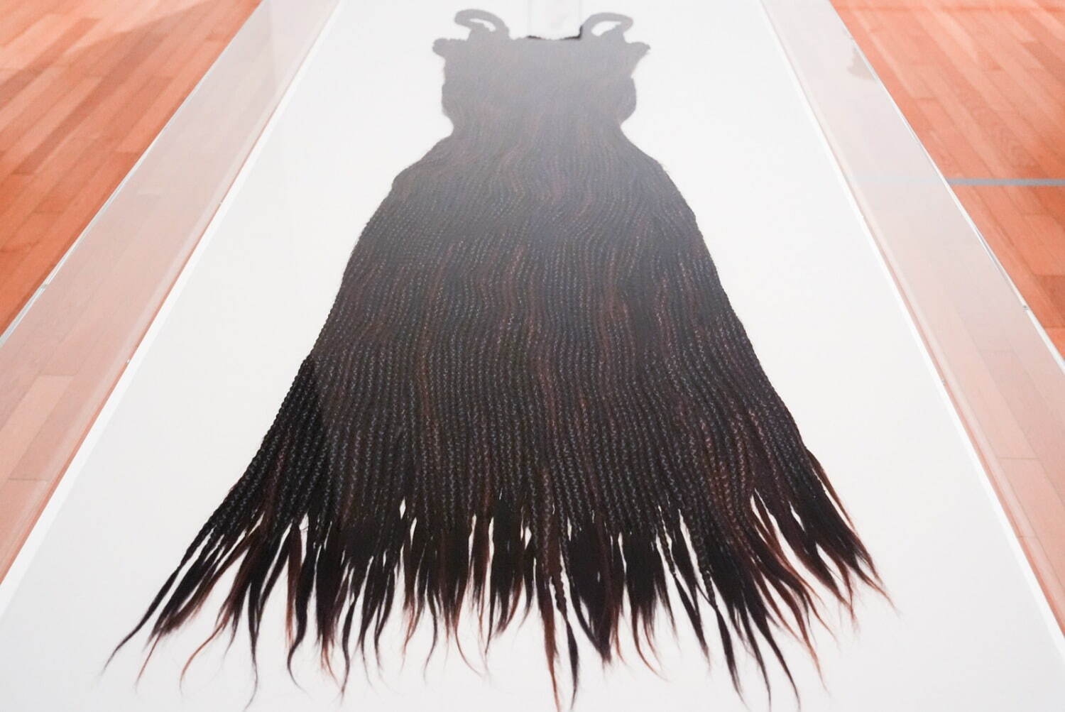 「LOVE ファッション—私を着がえるとき」展示風景 東京オペラシティアートギャラリー 2025年