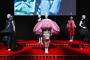 「LOVE ファッション—私を着がえるとき」展が東京で、ギャルソンやディオールなど約130点が一堂に