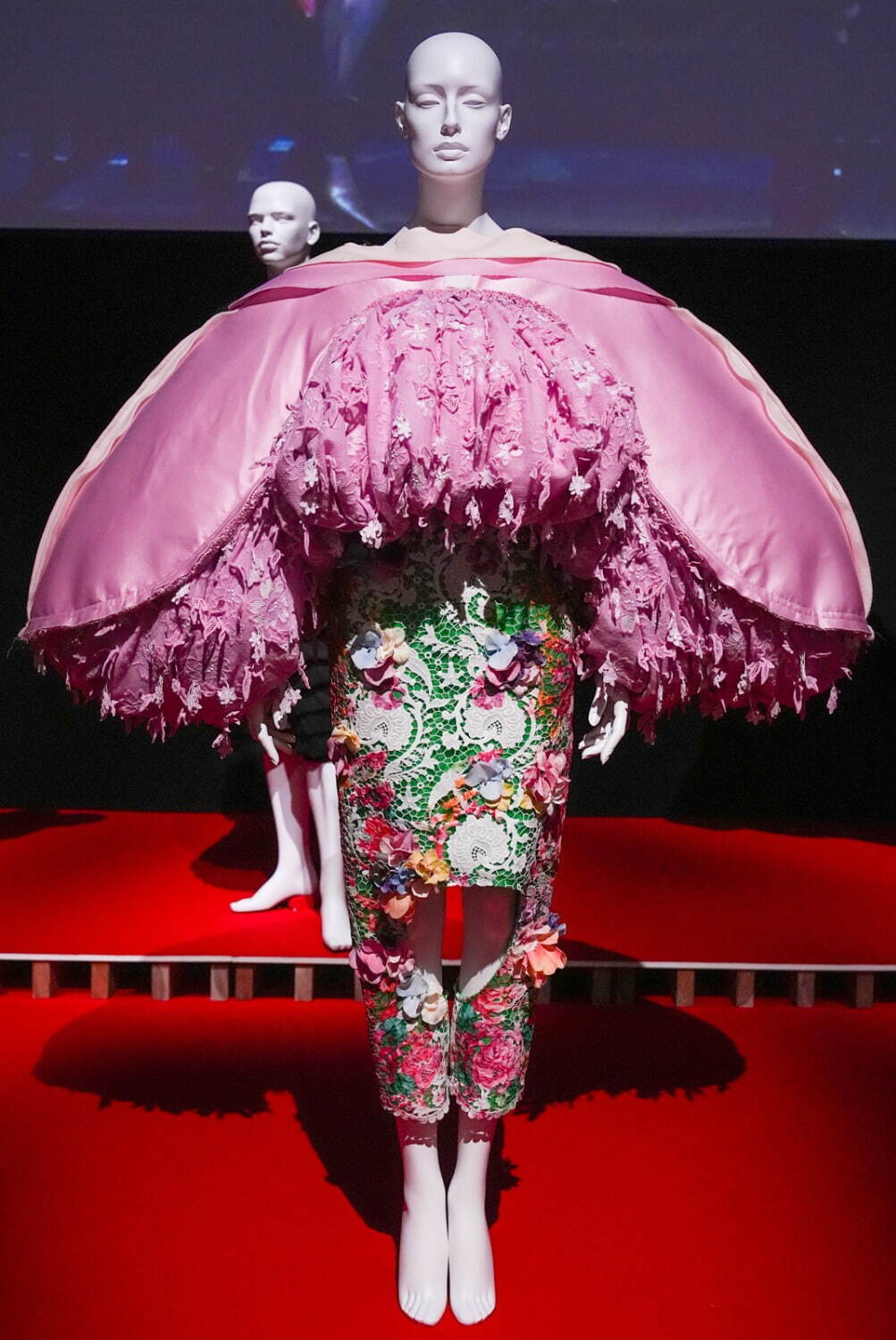 「LOVE ファッション—私を着がえるとき」展示風景 東京オペラシティアートギャラリー 2025年