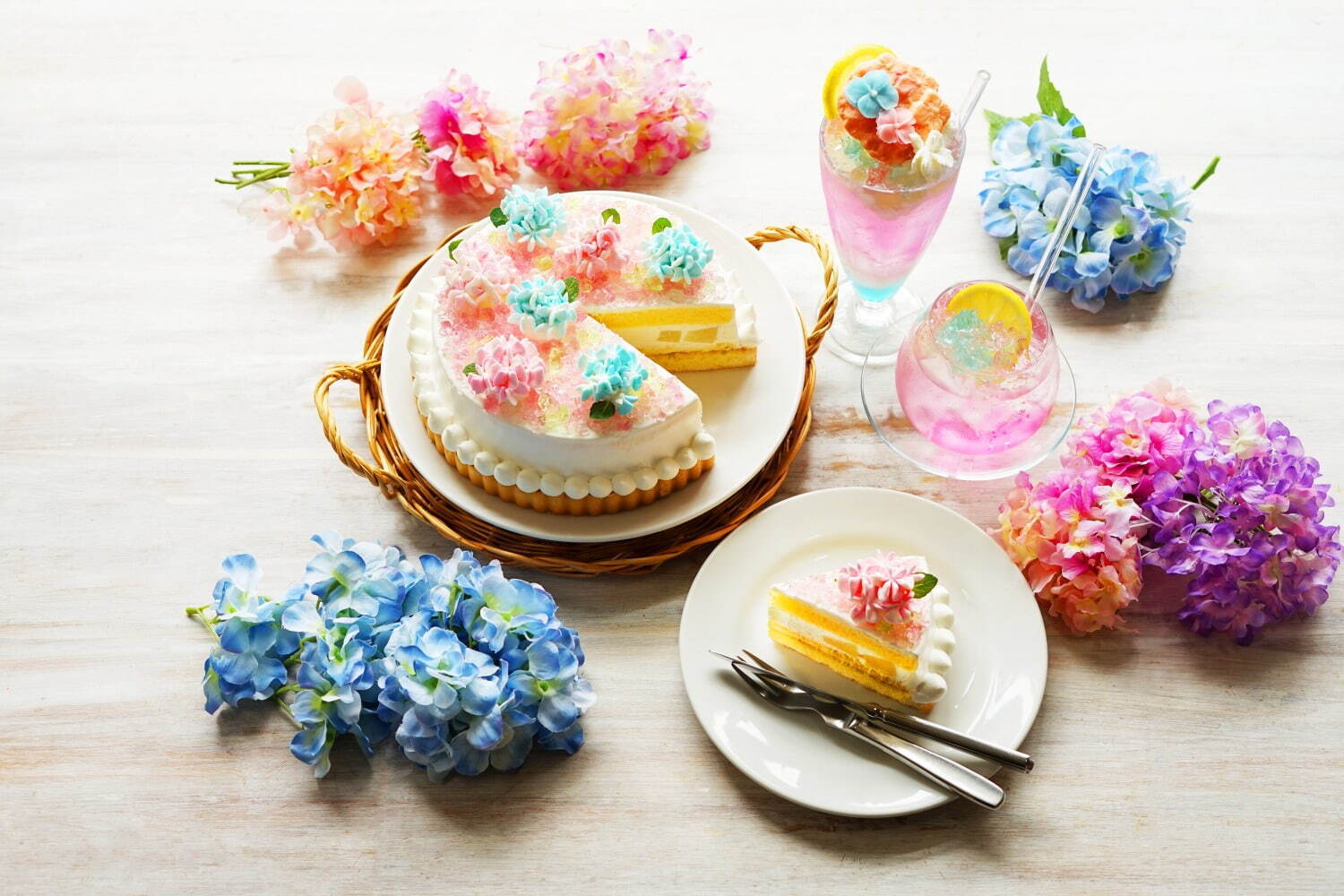 “きらめく紫陽花”のショートケーキ＆雨粒ジュレのせたクリームソーダ、サンデーブランチ下北沢店で｜写真5