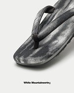 ホワイトマウンテニアリング×ごゑもんの“下駄”シューズ、墨絵風生地と高クッション性ソールで｜写真1