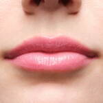 プラダ ビューティ25年夏コスメ、“きらきらマイクロラメ入り！”艶めくピンクリップバーム｜写真7