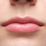 プラダ ビューティ25年夏コスメ、“きらきらマイクロラメ入り！”艶めくピンクリップバーム｜写真6