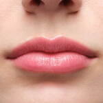 プラダ ビューティ25年夏コスメ、“きらきらマイクロラメ入り！”艶めくピンクリップバーム｜写真8