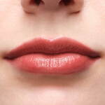 プラダ ビューティ25年夏コスメ、“きらきらマイクロラメ入り！”艶めくピンクリップバーム｜写真10