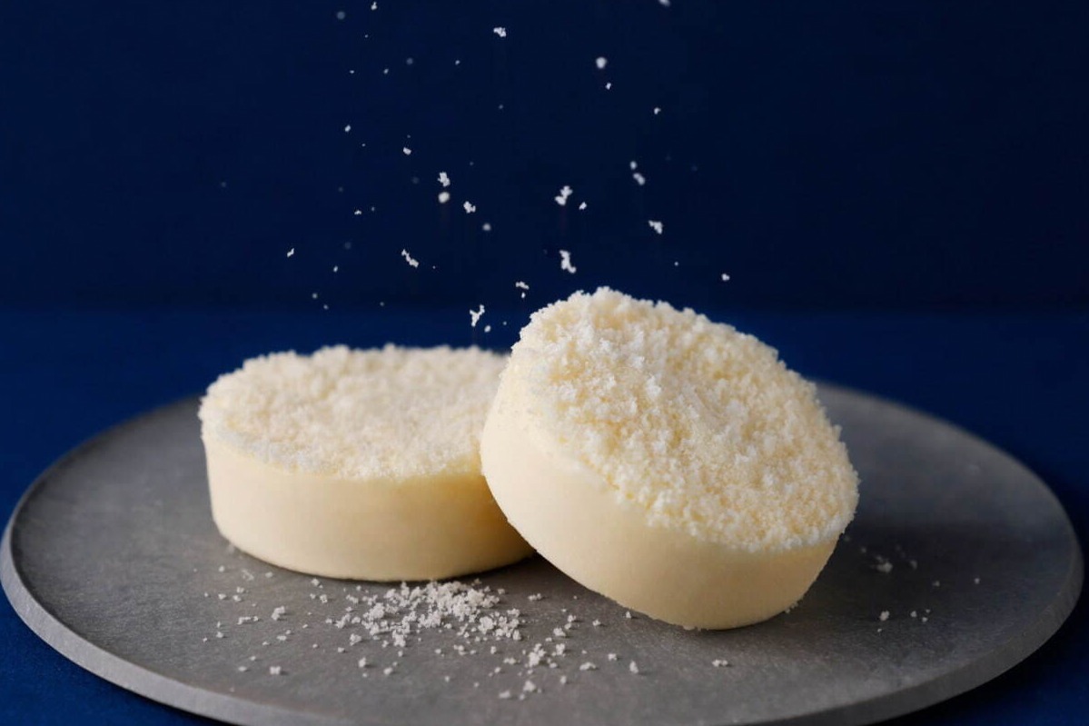 チーズケーキ｜石屋製菓「白い恋人」が“粉雪つもる”チーズケーキに、ホワイトチョコ×クリームチーズのとろける口どけ